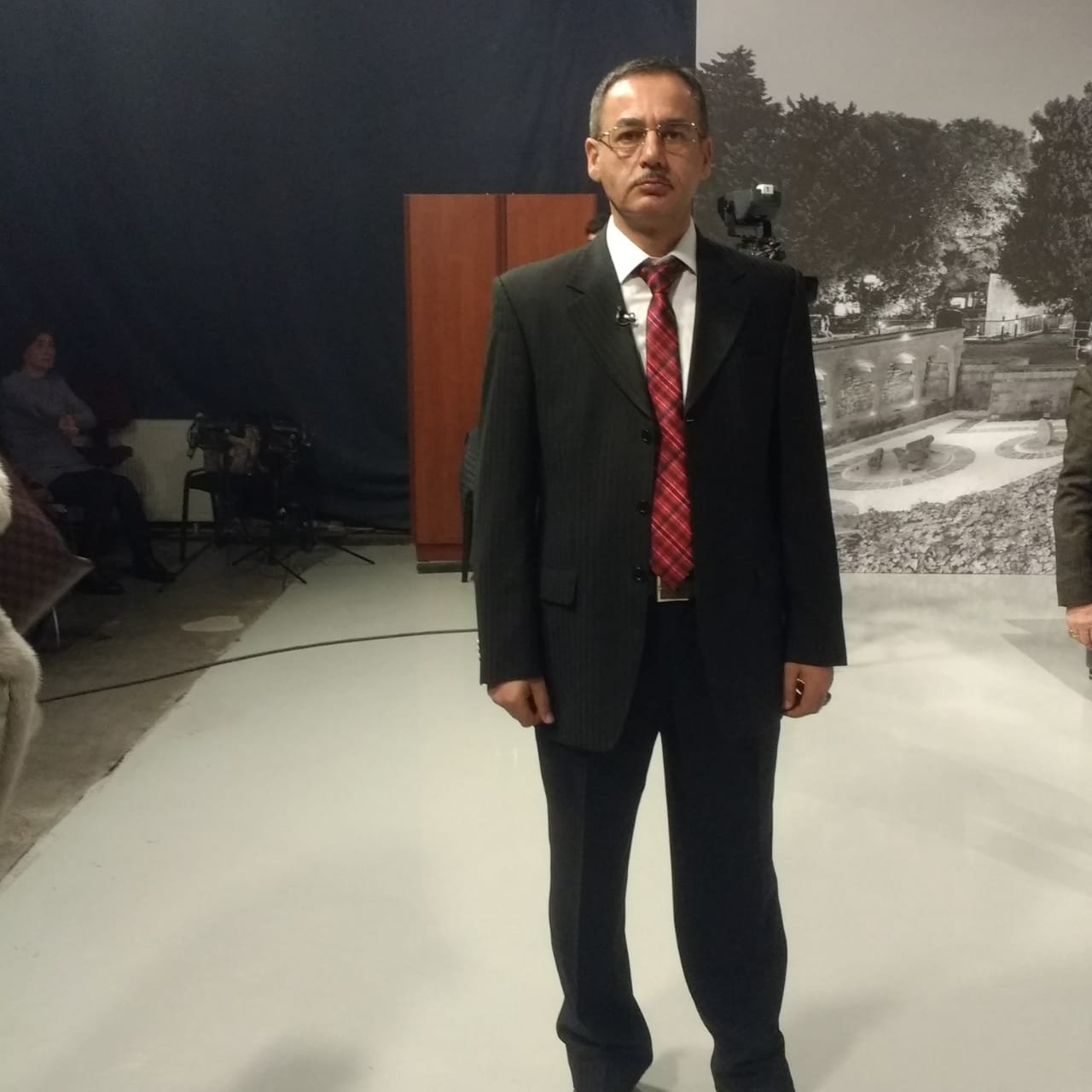 Vahid Məcidov; Əlinizdə bu cizgilər varsa nigahınız uğurludur. Vahid Məcidov; Əlinizdə bu cizgilər varsa nigahınız uğurludur.