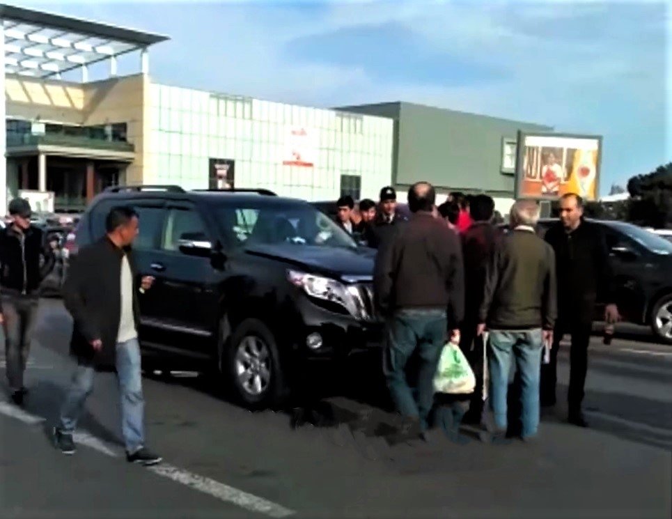 Xanım sürücü "Prado" ilə "Ganjlik Mall"ın qarşısında dəhşətli qəza törətdi - VİDEO