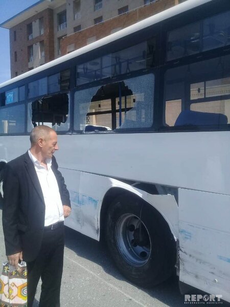 Bakıda sərnişin avtobusu kranla toqquşdu - Xəsarət alanlar var - FOTO