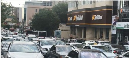 Məktəblər açıldı, tıxaclar başladı