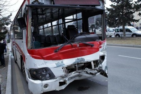 Bakıda bazar yaxınlığında avtobuslar toqquşdu: səkkiz yaralı