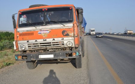 Maşınını “KamAZ”a çırpdı, öldü