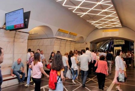 Metroda aparat işləmədi, sərnişinlər pulsuz keçdi