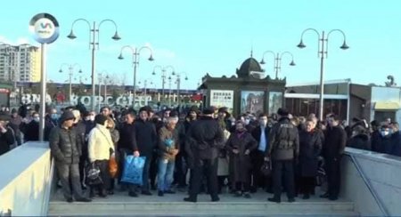 Metropolitenin yeni iş rejimi sıxlığa səbəb olur - Foto