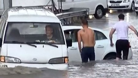 İstanbulda Meteorologiya idarəsini ildırım vurdu - FOTO