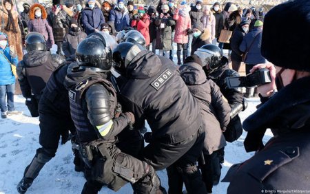 “Səni təslim olmağa çağırıram…” – Kadırovun müşaviri mitinqdə polislə döyüşən çeçənə nə vəd etdi?