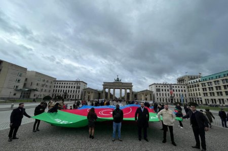 Berlində Brandenburq qapıları önündə “Zəfərə gedən 44 gün” adlı sərgi nümayiş olunub - FOTO