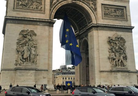 Makron geriya addım atdı: Parisdə Zəfər Tağının altındkı Aİ bayrağı çıxarıldı – FOTO