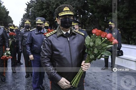 Müdafiə Nazirliyinin rəhbərliyi Şəhidlər xiyabanını ziyarət etdi - FOTO