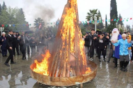 Cəlilabadın icra başçısı Şaxta babanı Novruz mərasiminə gətirtdi – FOTO