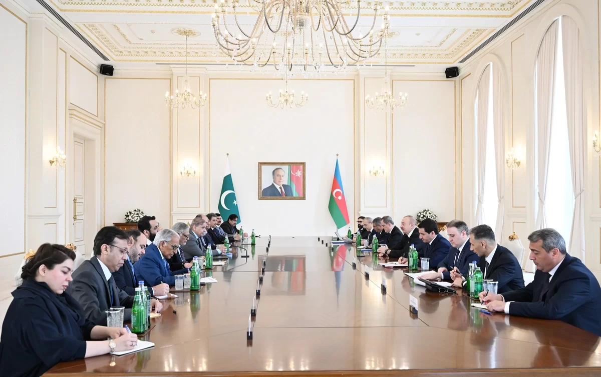 Azərbaycan Prezidentinin Pakistanın baş naziri ilə geniş tərkibdə görüşü olub
