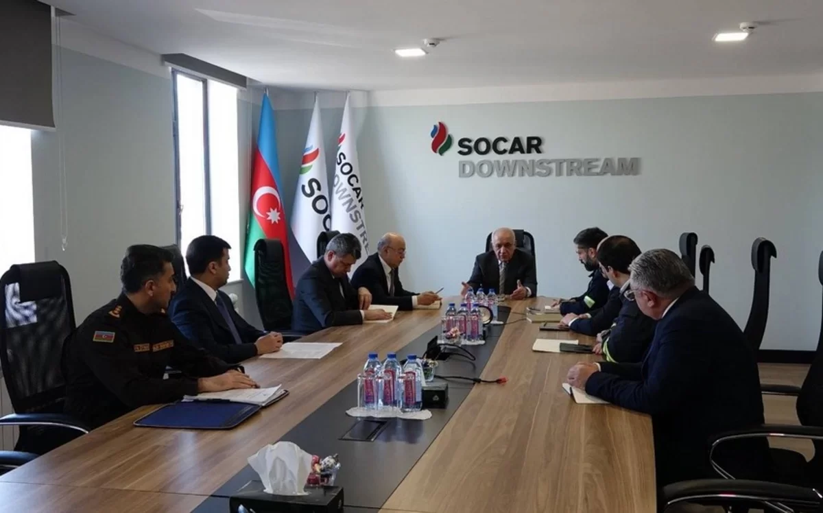 Əli Əsədov yanğın baş verən Neft Emalı Zavodunda əməliyyat müşavirəsi keçirdi
