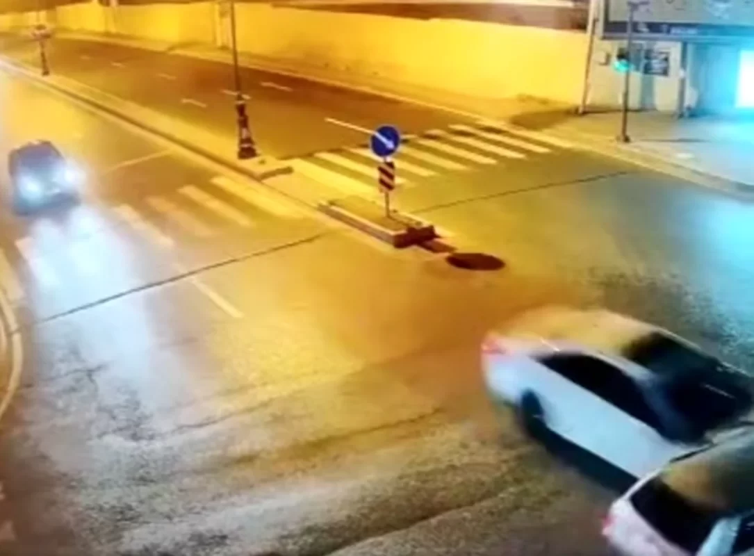 Qaydaları heçə sayaraq sürətlə "qırmızı"da keçib dəhşətli qəzaya səbəb oldu - ANBAAN VİDEO